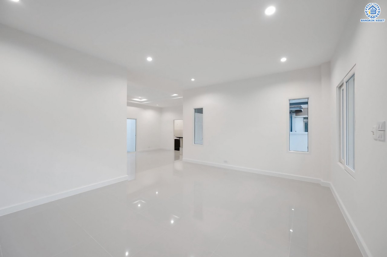 บ้านมือสองตกแต่งใหม่ โครงการ นนท์ณิชา พระนั่งเกล้า เนื้อที่กว้าง 67.5 ตร.ว. ฟังก์ชัน 3 ห้องนอน 3 ห้องน้ำ 1 ห้องอเนกประสงค์ 2 จอดรถ บนทำเลศักยภาพ ติดถนนรัตนาธิเบศร์ เชื่อมต่อถนนชัยพฤกษ์ ใกล้รถไฟฟ้าสายสีม่วง "สถานีไทรม้า" และจุดขึ้นทางด่วน "งามวงศ์วาน"